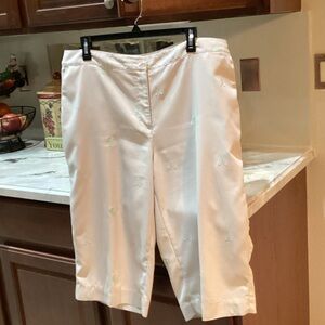 Women’s size 16 Coral Bay Golf capris with embroidered golf icons